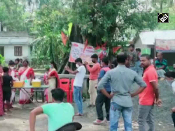 Hindu Jagran Manch in North 24 Parganas providing food to needy amid COVID-19, cyclone Amphan crisis