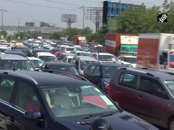 Vehicles crawl on Delhi Noida Direct Flyway