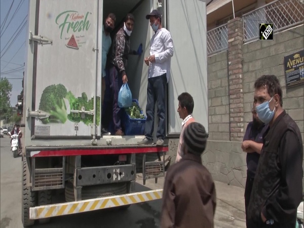 Mobile refrigerated vans supply organic vegetables to people in Srinagar